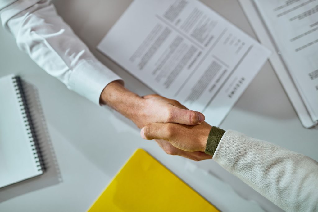 two people shaking hands for signing freelance contract